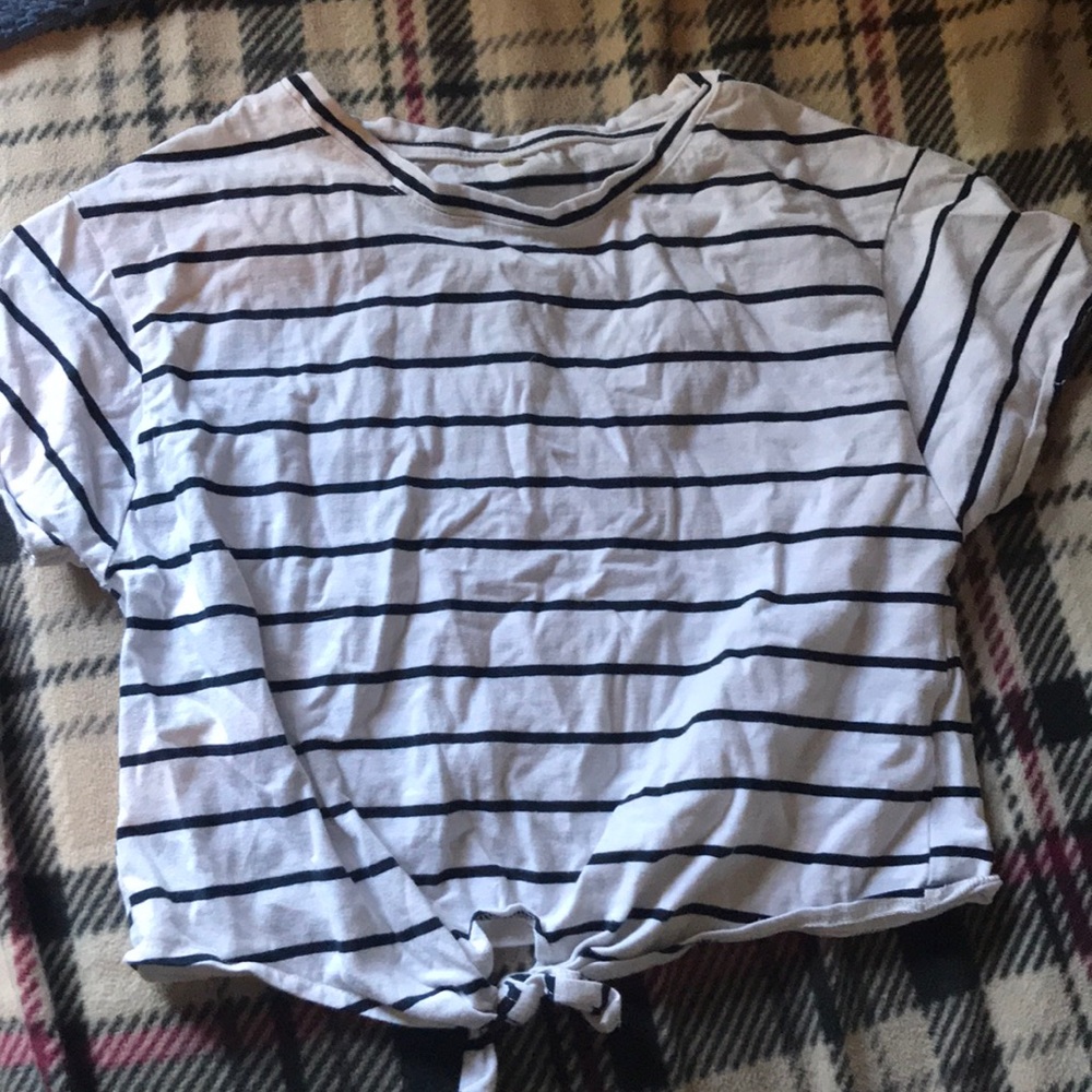 Striped t-shirt with a tie in the front